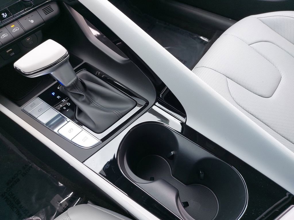 Certified 2025 Hyundai Elantra Limited FWD image 25