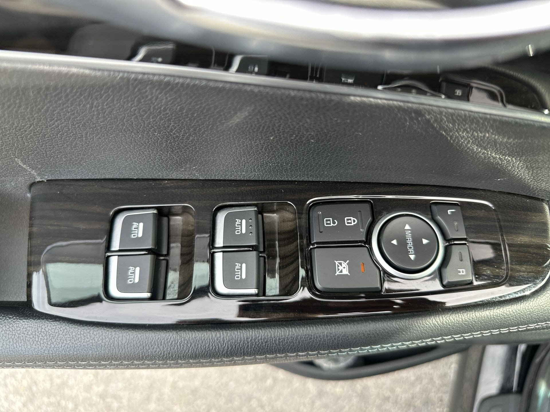 Used 2020 Kia Sorento LX FWD image 15