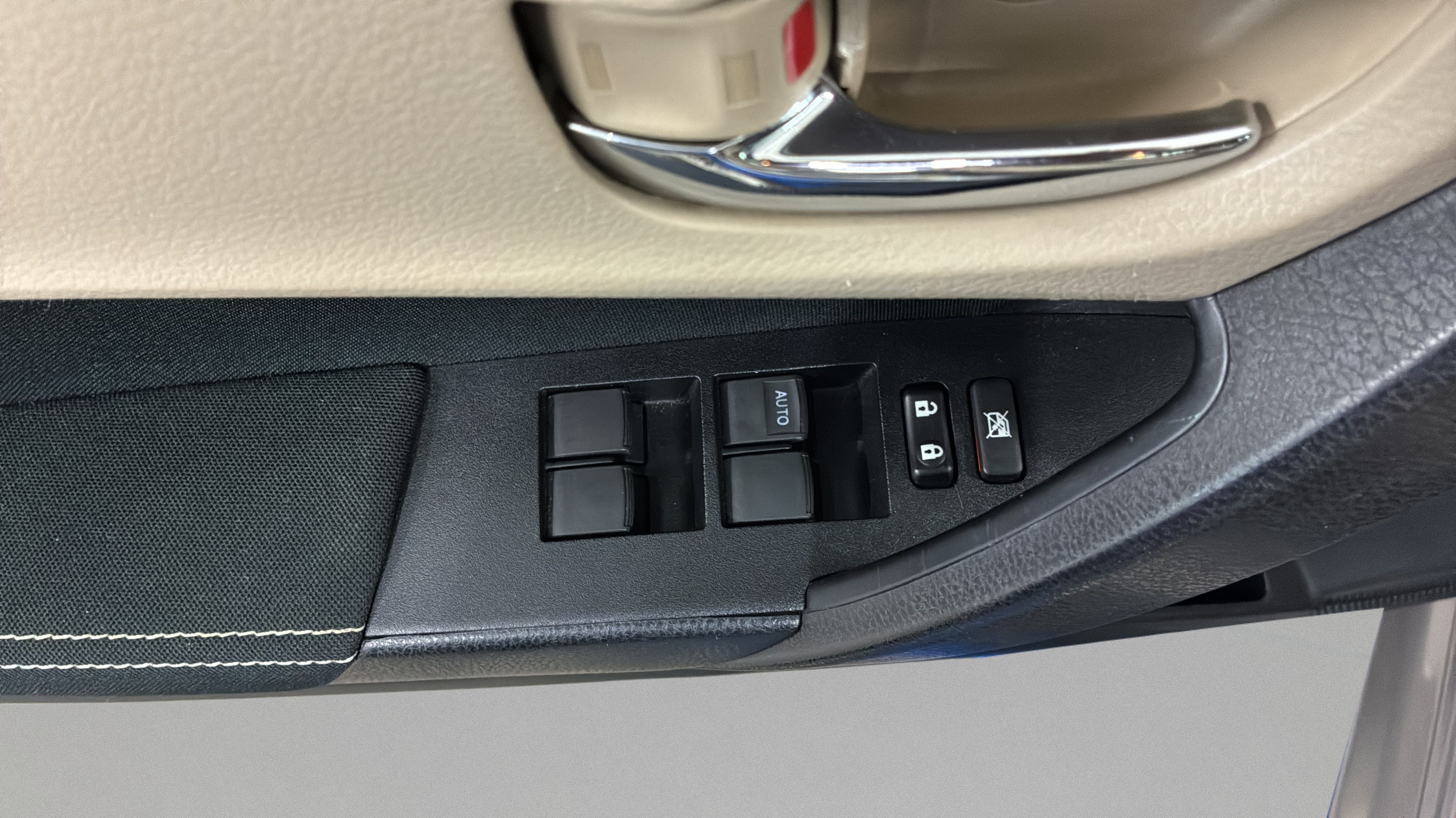 Used 2014 Toyota Corolla LE FWD image 17