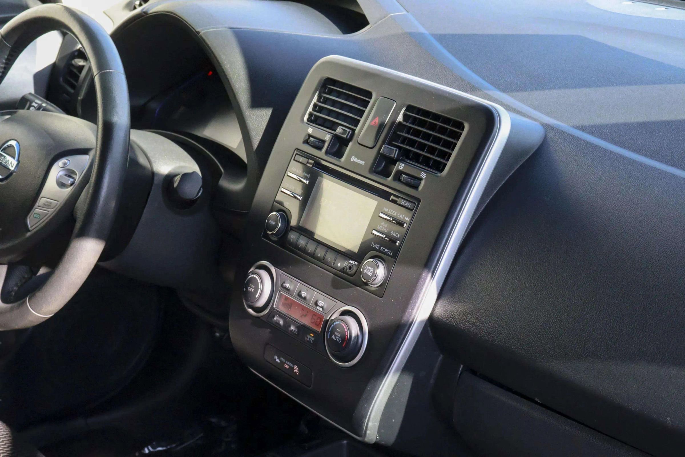 Used 2015 Nissan Leaf S image 32