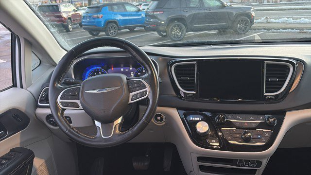 Used 2021 Chrysler Pacifica Touring-L image 12