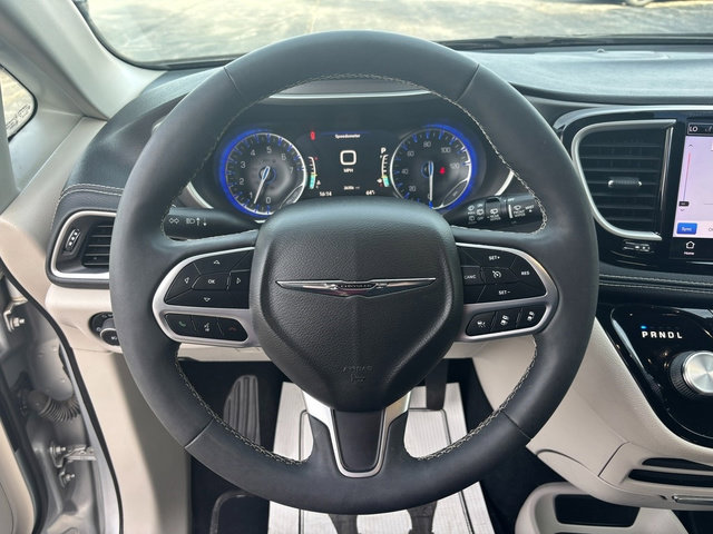 Used 2022 Chrysler Pacifica Touring-L AWD/4WD image 15
