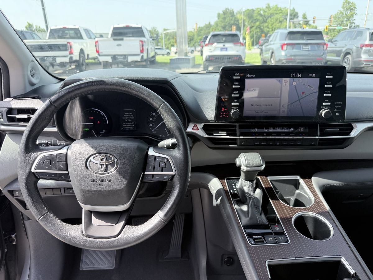 Used 2021 Toyota Sienna XLE w/ XLE Plus Package FWD image 12