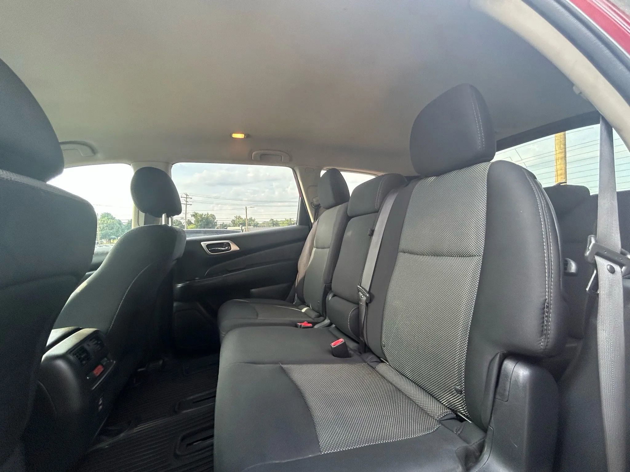 Used 2018 Nissan Pathfinder S image 16