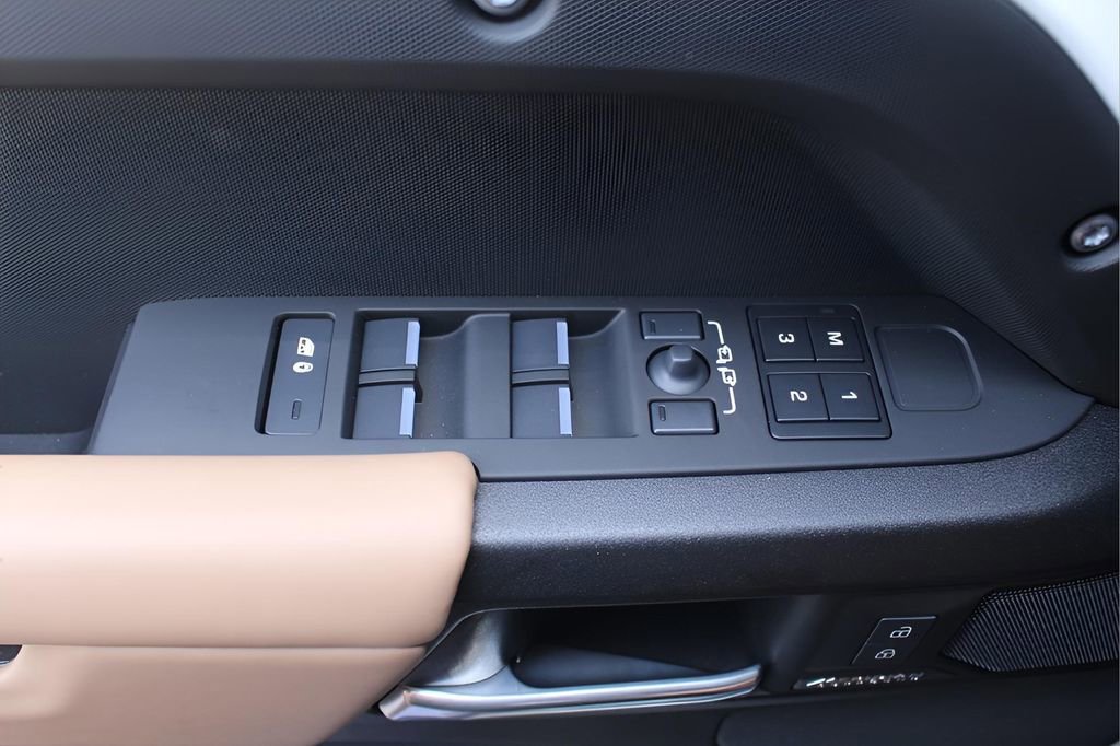Used 2025 Land Rover Defender 110 V8 image 10