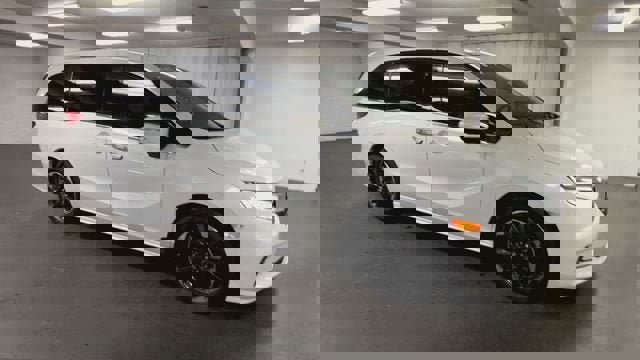 Used 2023 Honda Odyssey Elite image 2