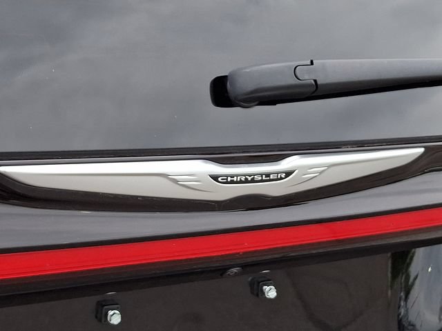 Used 2024 Chrysler Pacifica Touring-L FWD image 32