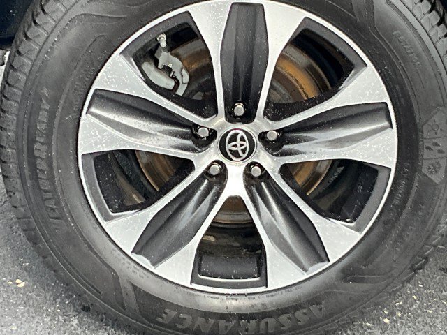 Used 2021 Toyota Highlander XLE AWD/4WD image 9