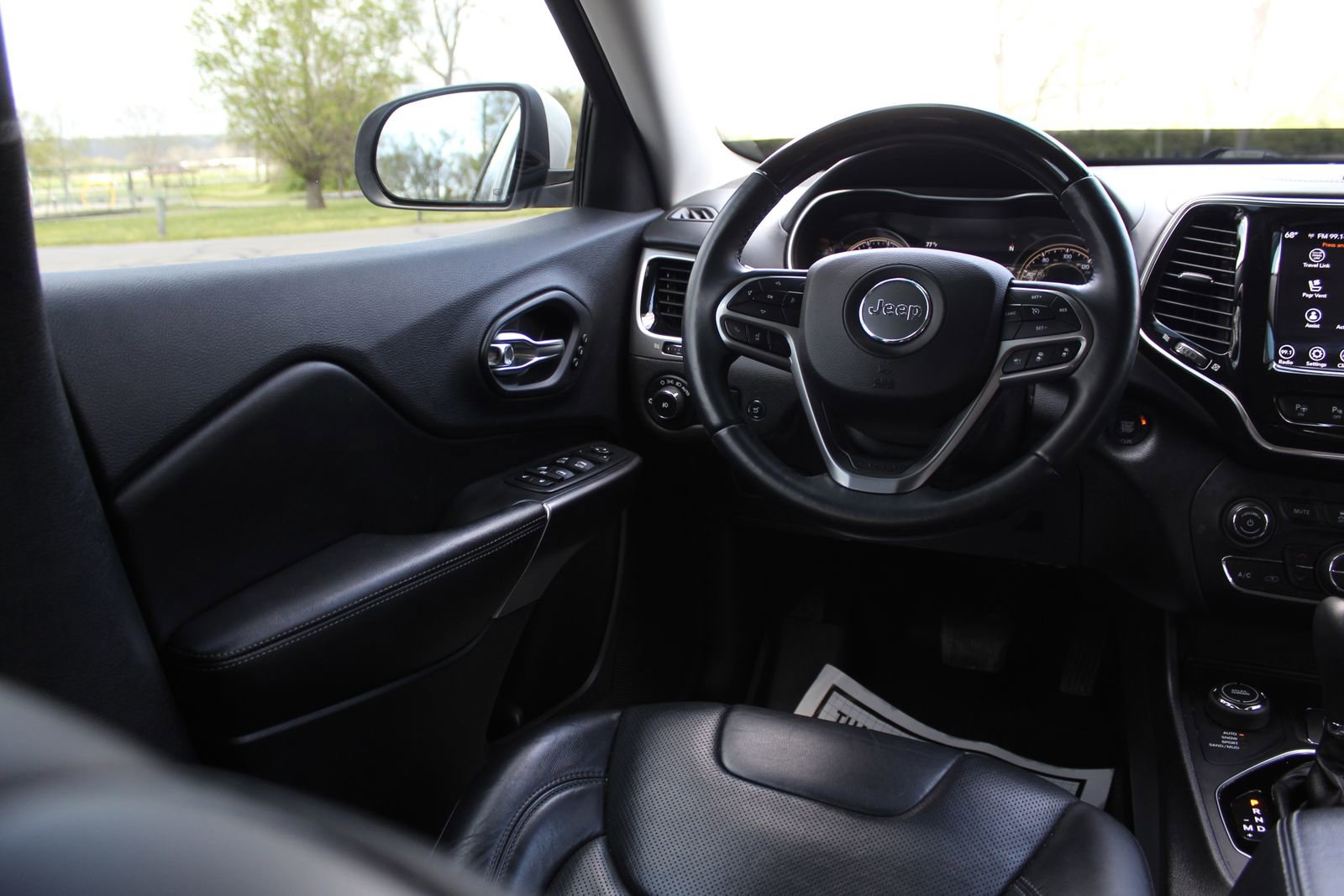 Used 2019 Jeep Cherokee Overland w/ Technology Group image 9