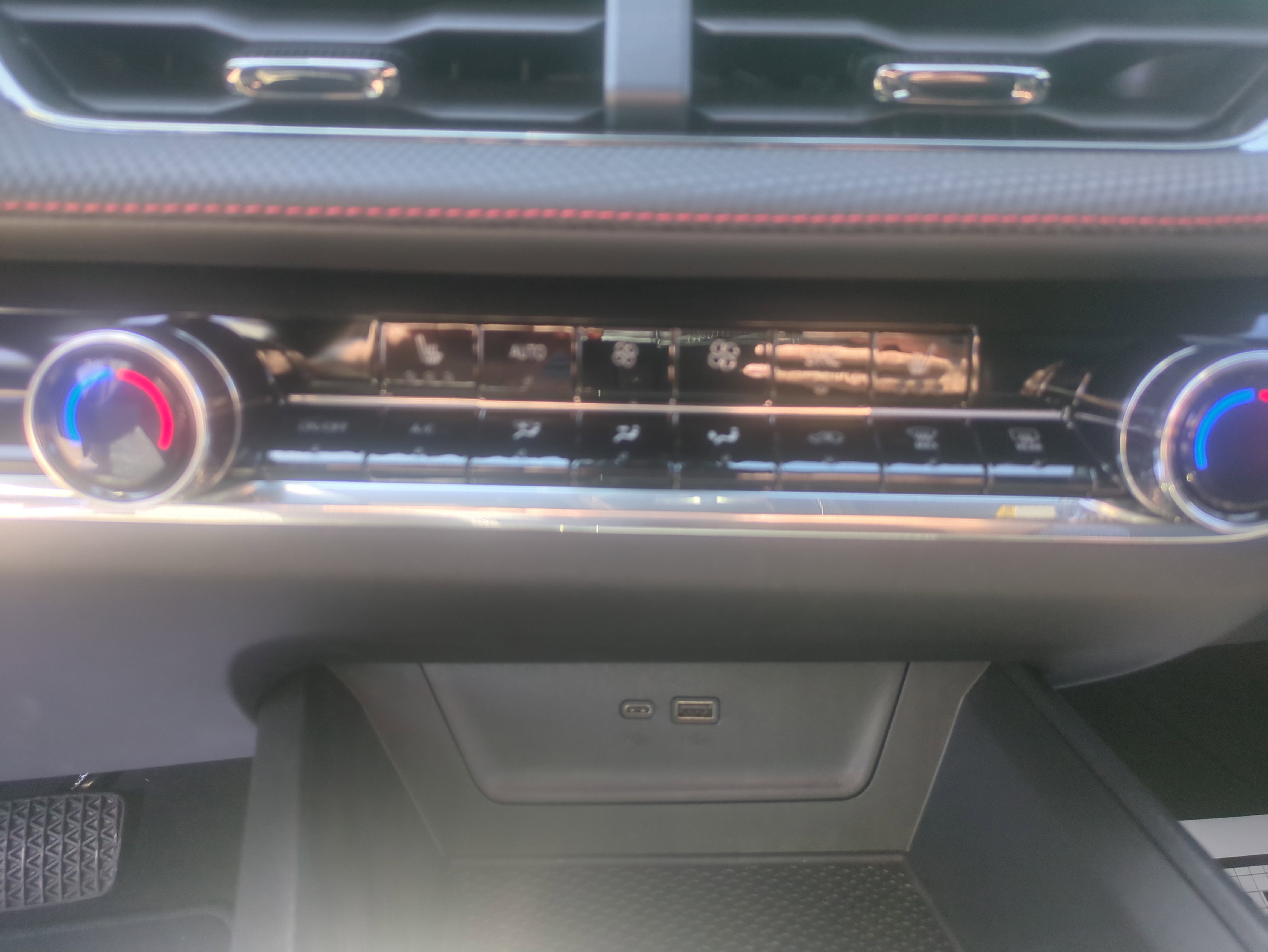 Used 2025 Chevrolet Equinox RS w/ Safety and Technology Package FWD image 22