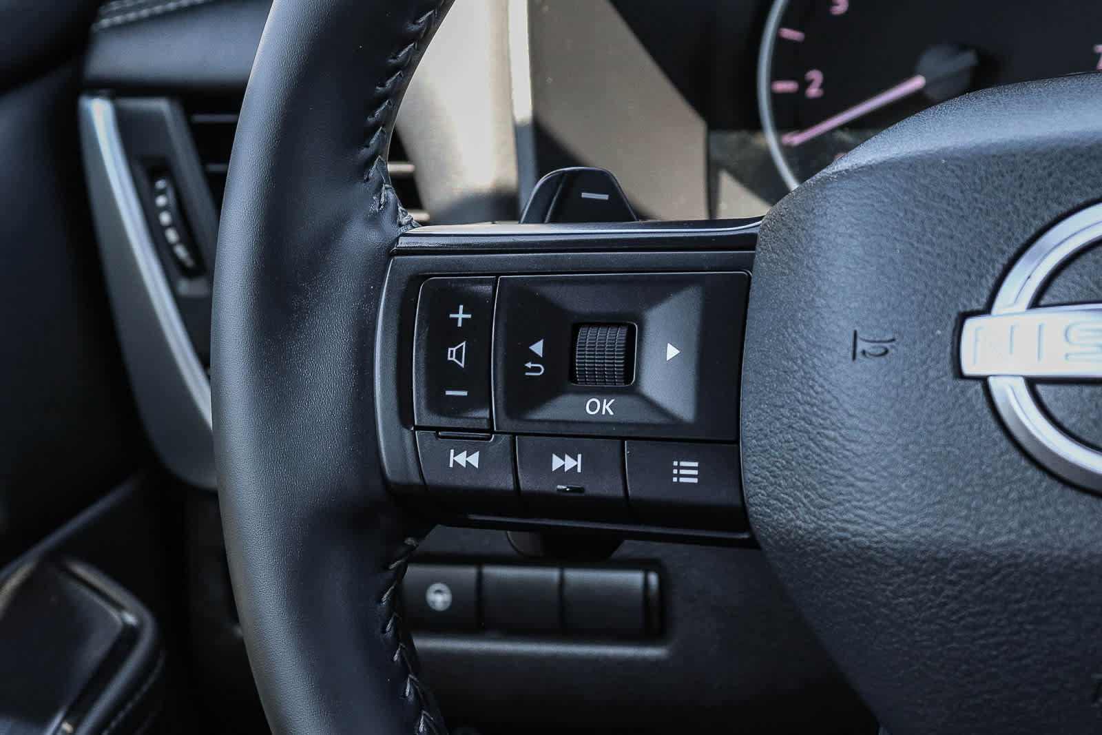Used 2025 Nissan Rogue SV FWD image 22