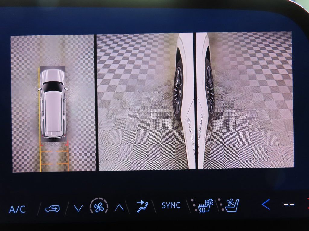 Used 2025 Chevrolet Suburban High Country AWD/4WD image 19