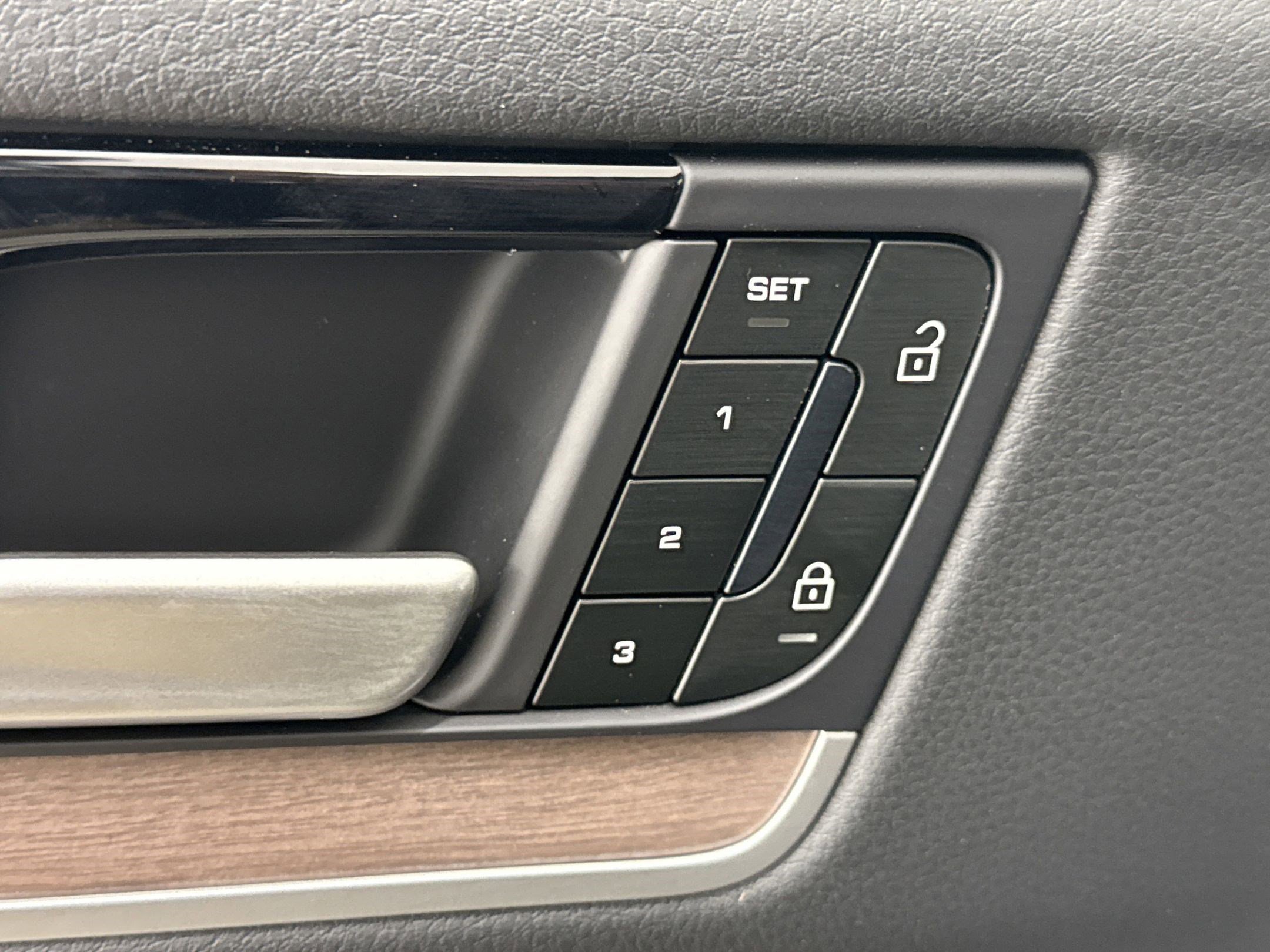 Used 2025 Porsche Cayenne image 12
