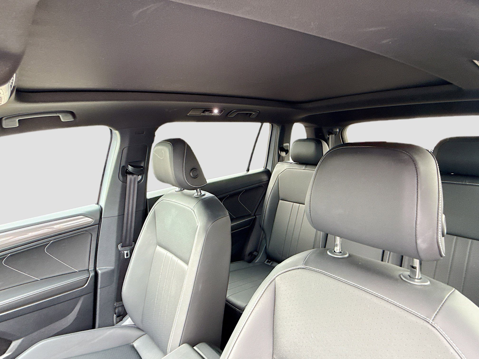 Used 2023 Volkswagen Tiguan SE R-Line image 26