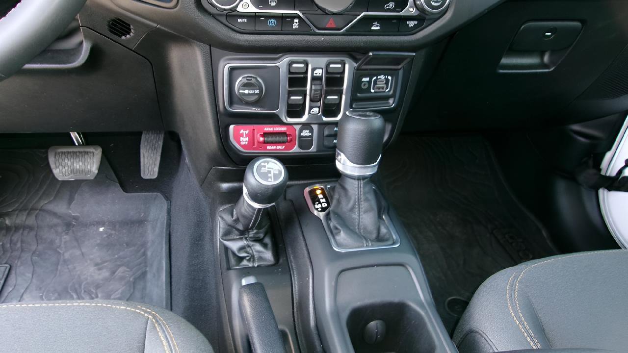 Used 2025 Jeep Wrangler Sport S AWD/4WD image 13