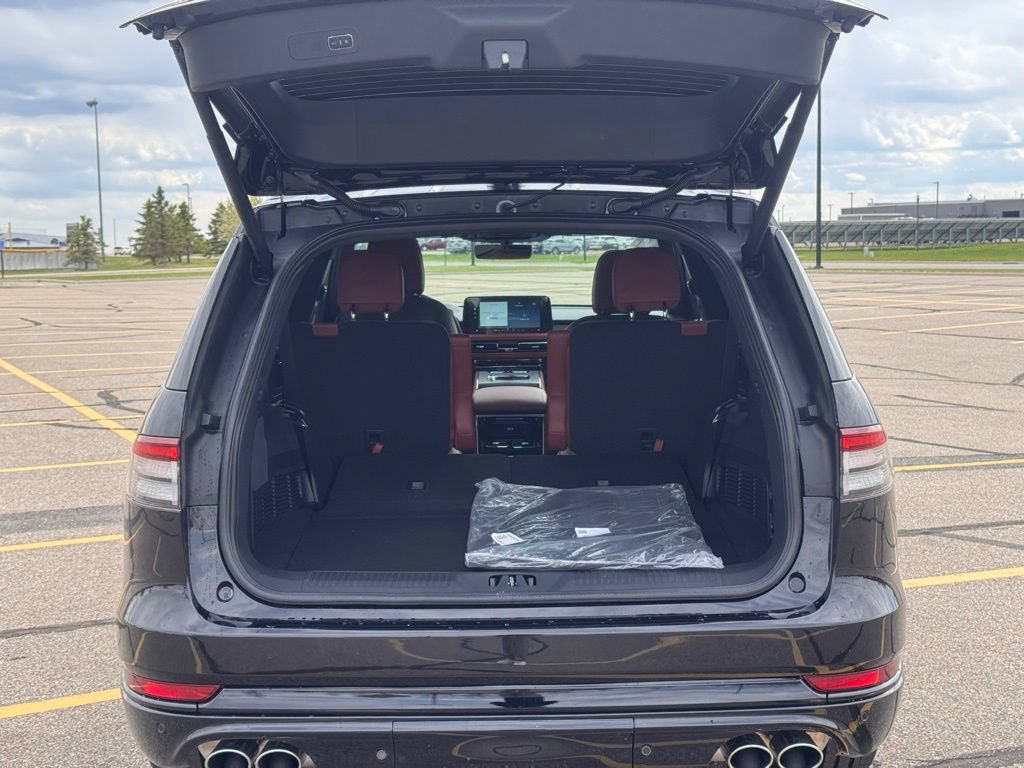 New 2026 Lincoln Aviator Reserve w/ Jet Appearance Package AWD/4WD image 35