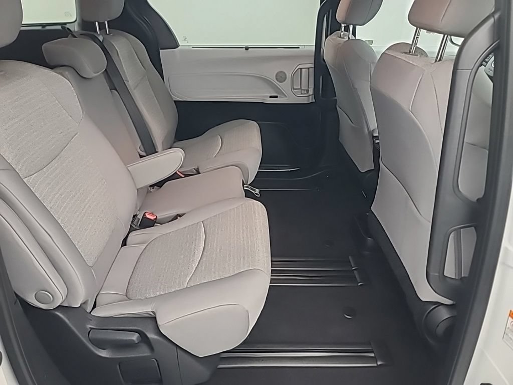 Used 2026 Toyota Sienna LE FWD image 18