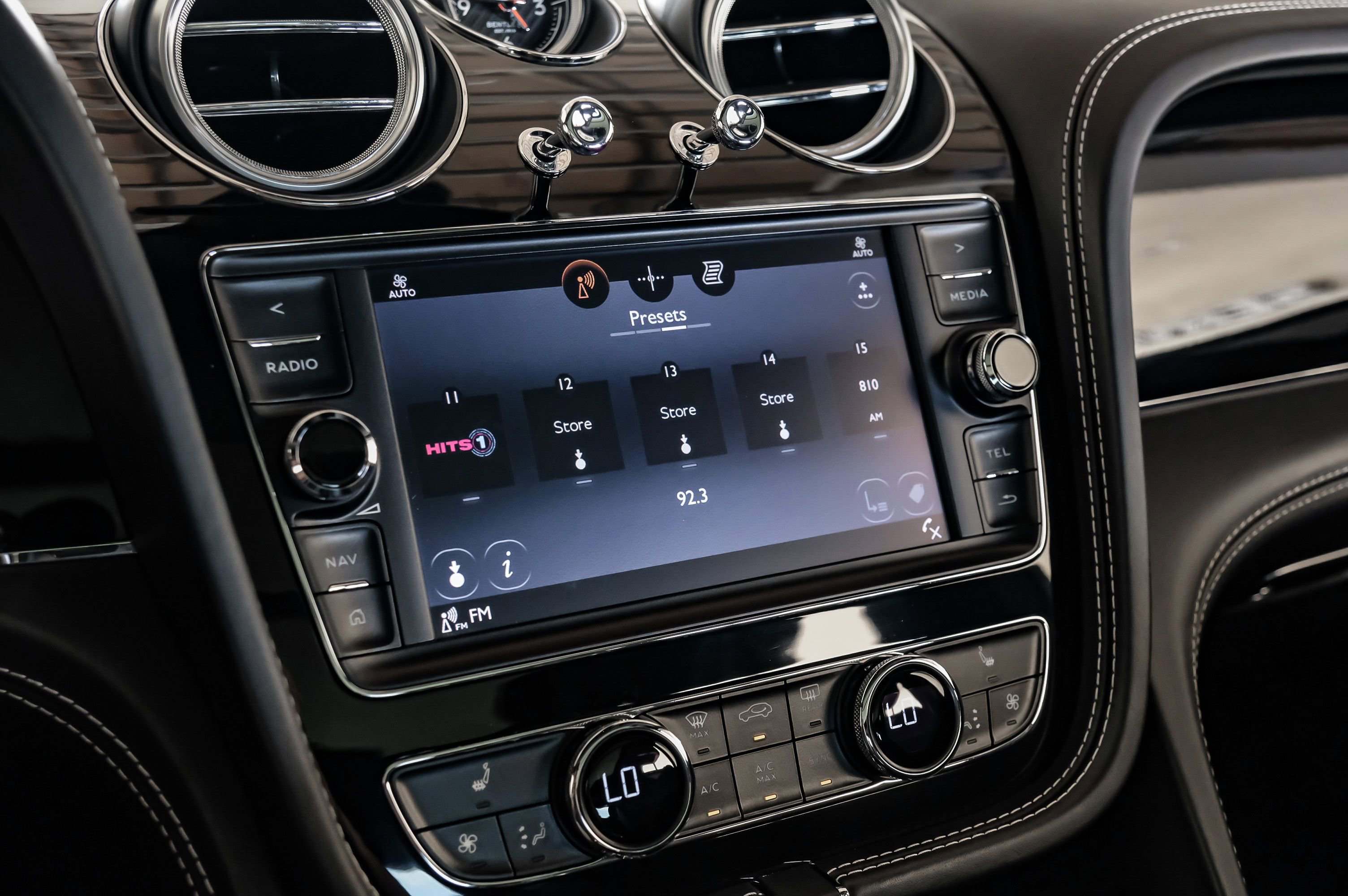 Used 2017 Bentley Bentayga image 30