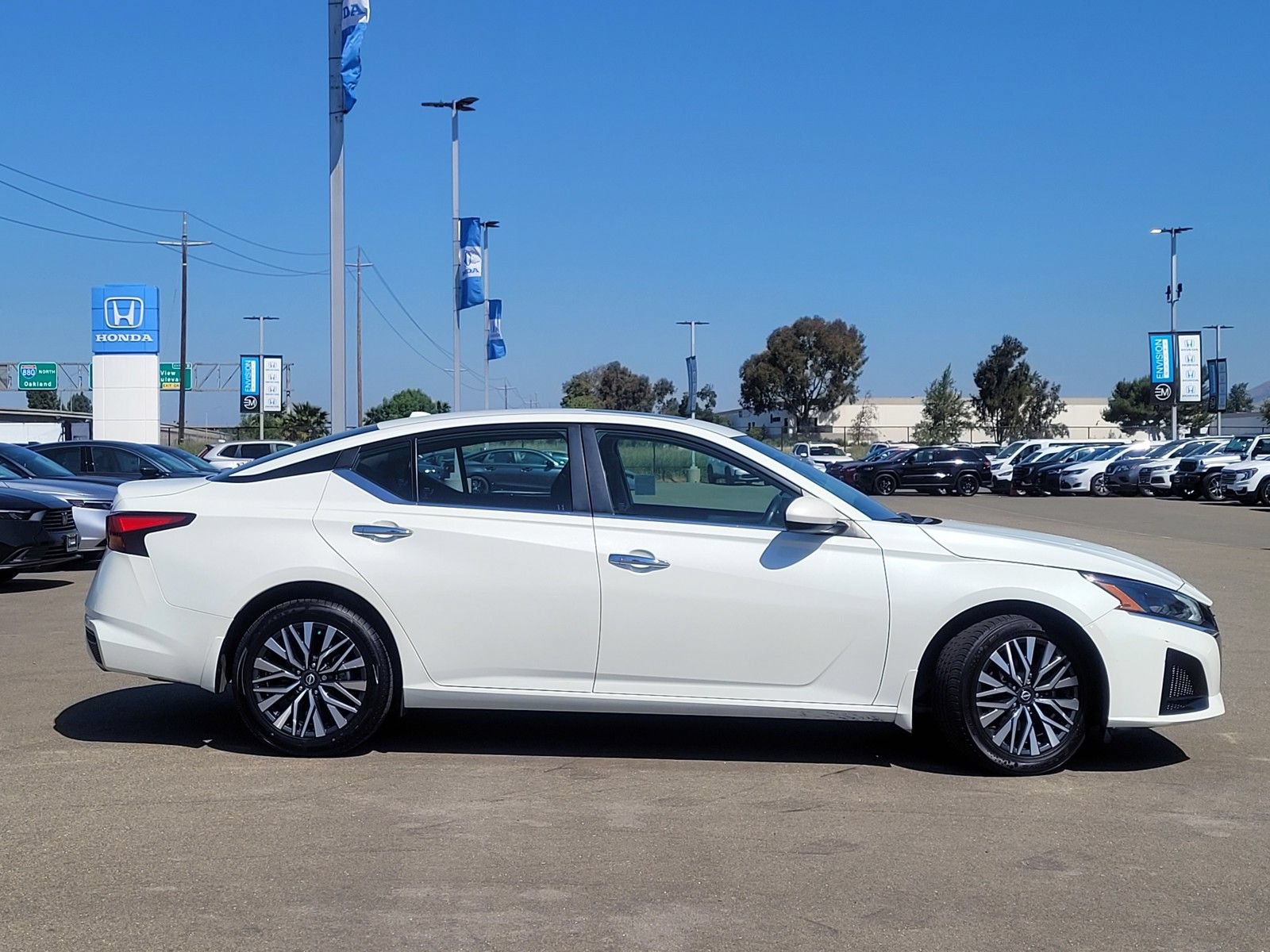 Used 2023 Nissan Altima 2.5 SV w/ SV Premium Package AWD/4WD image 8