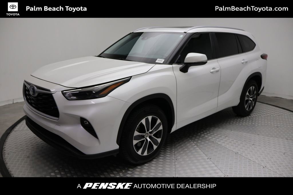 Used 2024 Toyota Highlander XLE FWD image 1