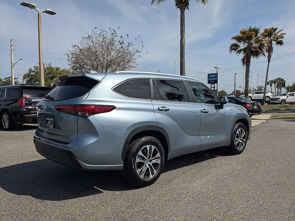 Used 2023 Toyota Highlander XLE FWD image 3
