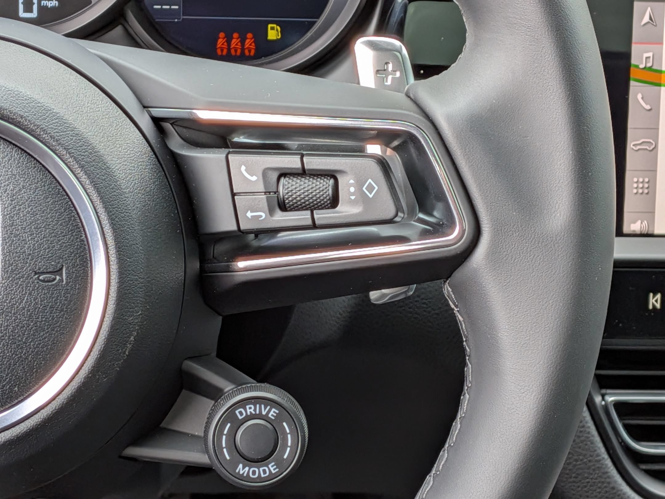 Certified 2026 Porsche Macan AWD/4WD image 10
