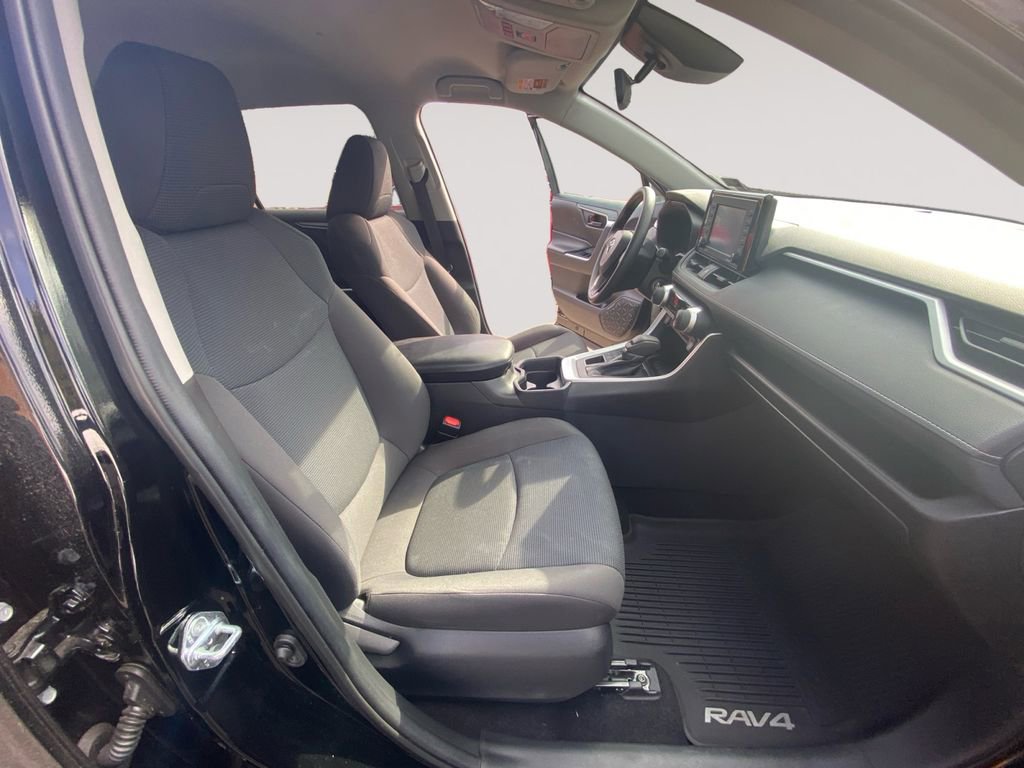 Used 2021 Toyota RAV4 LE image 10
