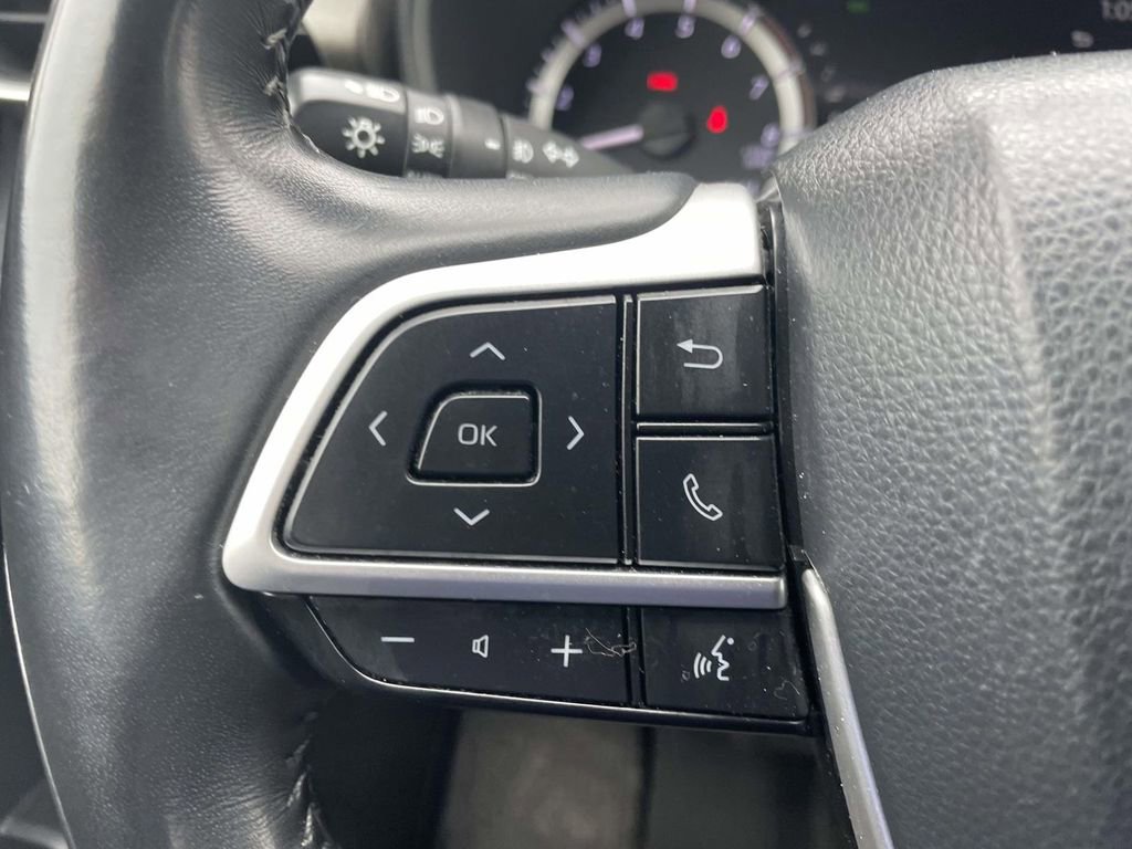 Used 2023 Toyota Highlander LE image 32