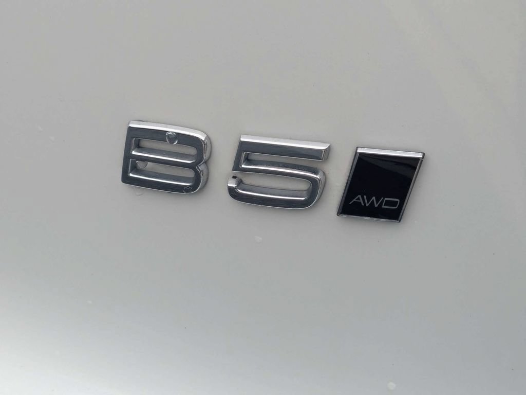 Certified 2023 Volvo XC40 B5 Plus w/ Protection Package Premier AWD/4WD image 15