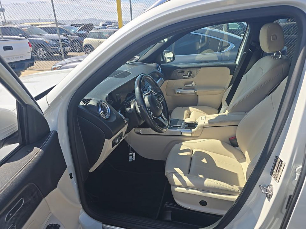 Used 2022 Mercedes-Benz GLB 250 w/ Premium Package Lite image 4