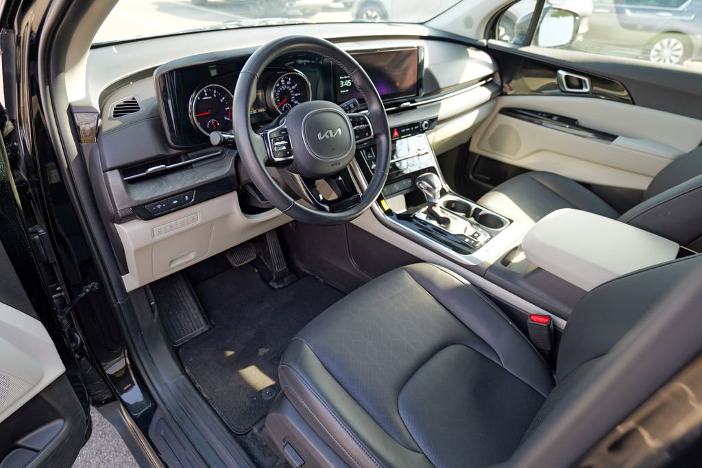 Used 2024 Kia Carnival EX image 19
