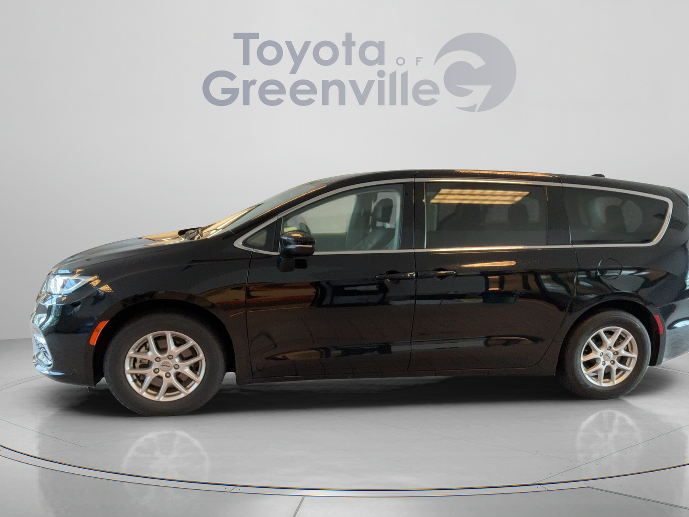 Used 2024 Chrysler Pacifica Touring-L FWD image 2