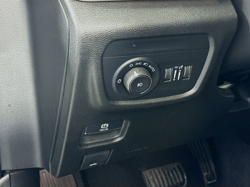 Used 2024 Jeep Grand Cherokee Limited w/ Black Appearance Package image 10