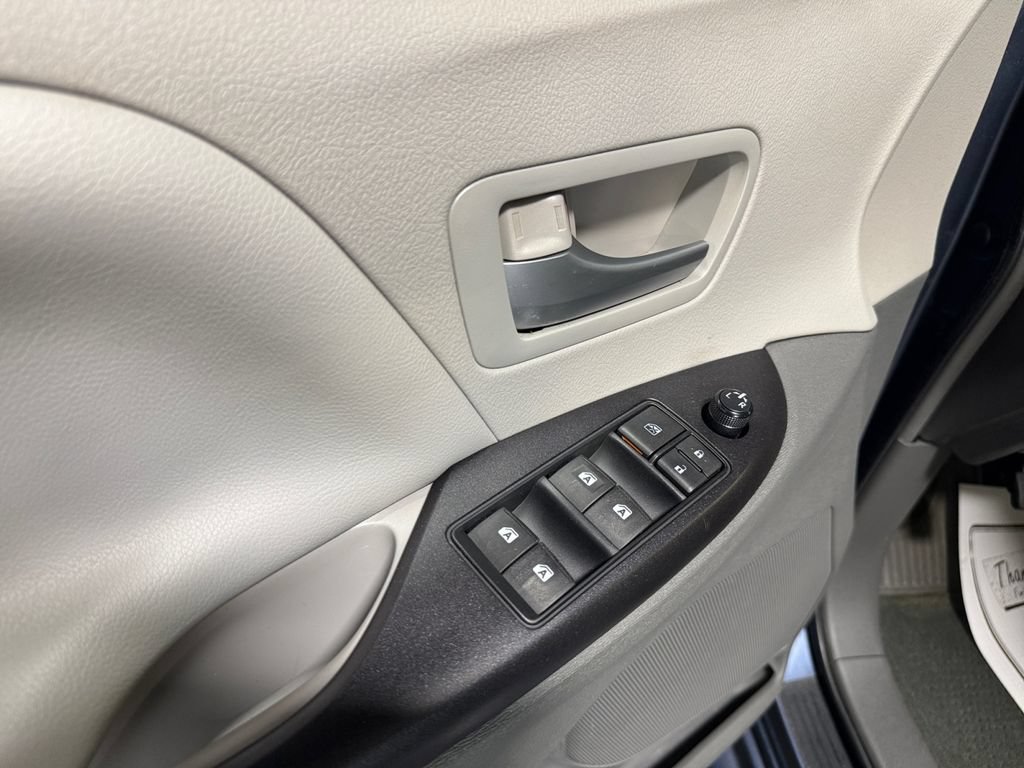 Used 2015 Toyota Sienna LE AWD/4WD image 14