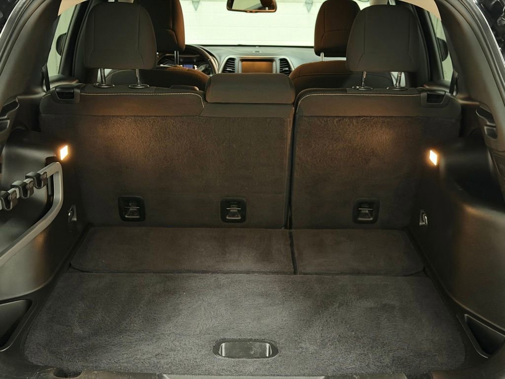 Used 2017 Jeep Cherokee Latitude w/ Cold Weather Group image 17