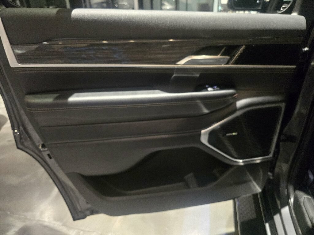 Used 2022 Jeep Wagoneer Series III w/ Flexible Seating Group AWD/4WD image 14