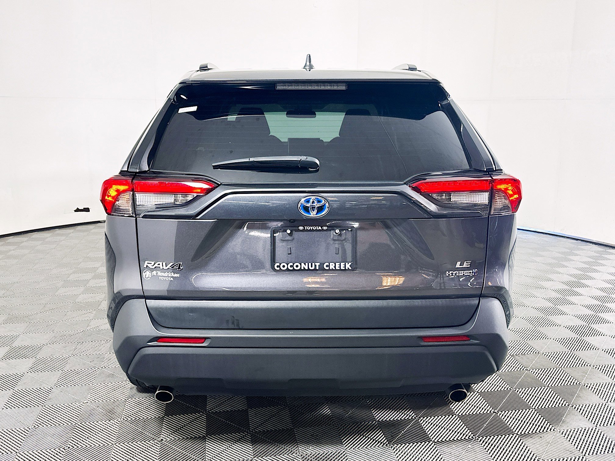 Used 2024 Toyota RAV4 LE AWD/4WD image 4