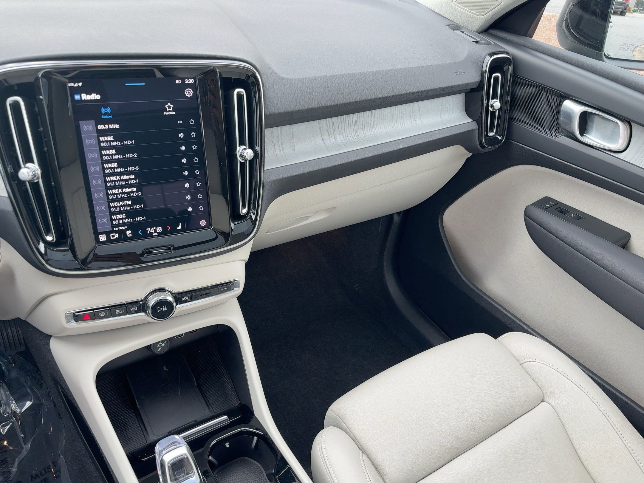 Used 2024 Volvo XC40 B5 Plus w/ Climate Package image 26