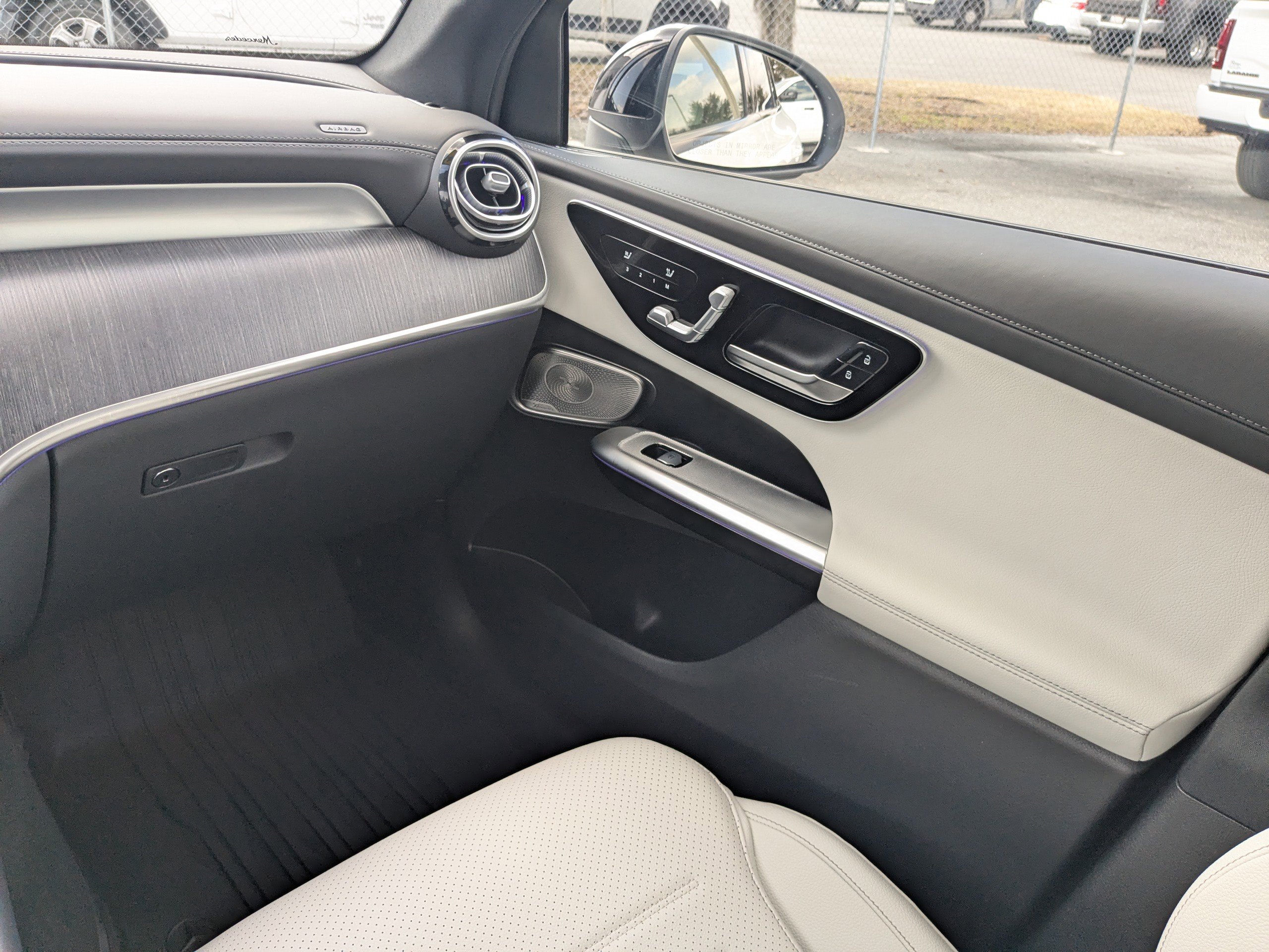 Used 2025 Mercedes-Benz GLC 350e GLC 350e 4MATIC image 16