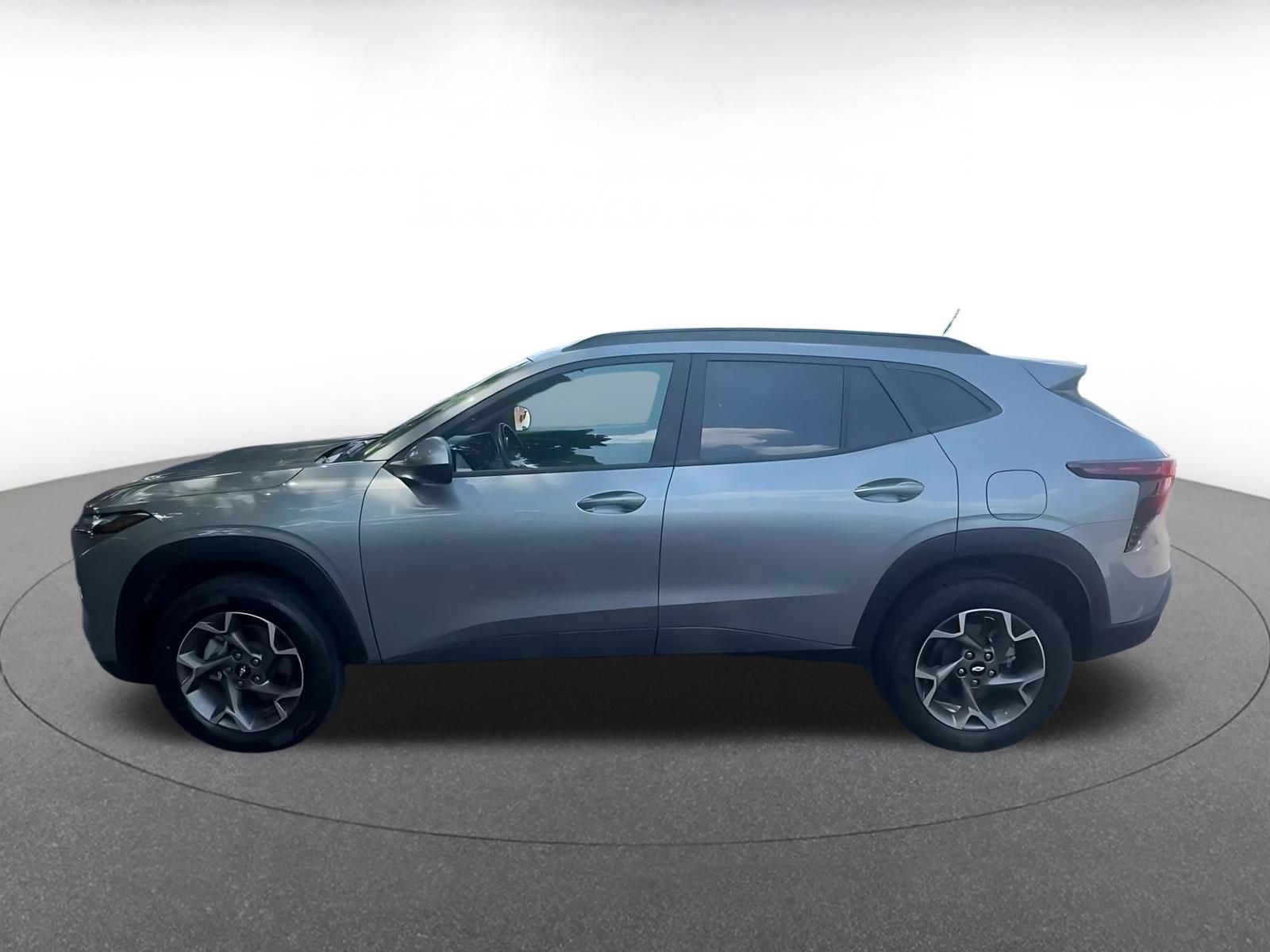 Used 2025 Chevrolet Trax LT w/ LT Convenience Package FWD image 9