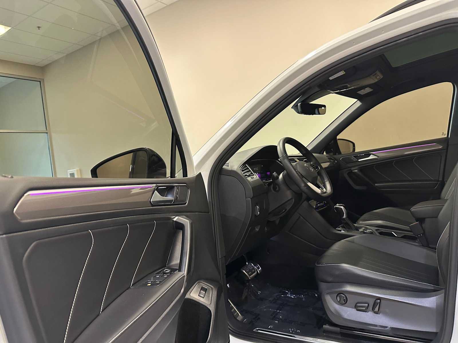 Used 2022 Volkswagen Tiguan SE R-Line AWD/4WD image 34