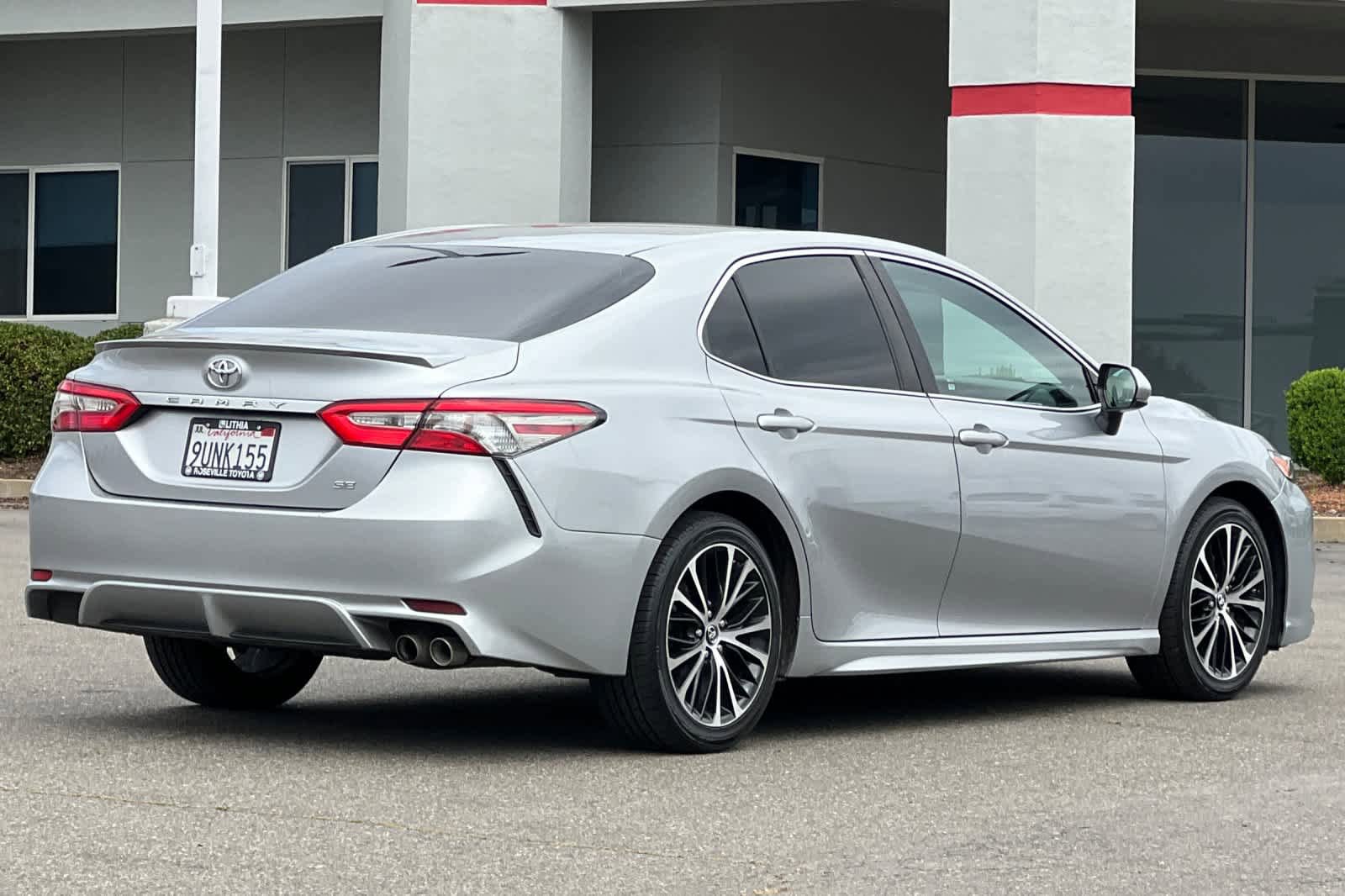 Used 2018 Toyota Camry SE FWD image 2