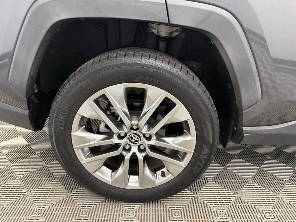 Used 2020 Toyota RAV4 Limited FWD image 19