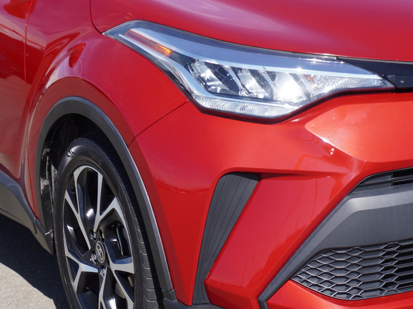 Used 2020 Toyota C-HR XLE FWD image 3