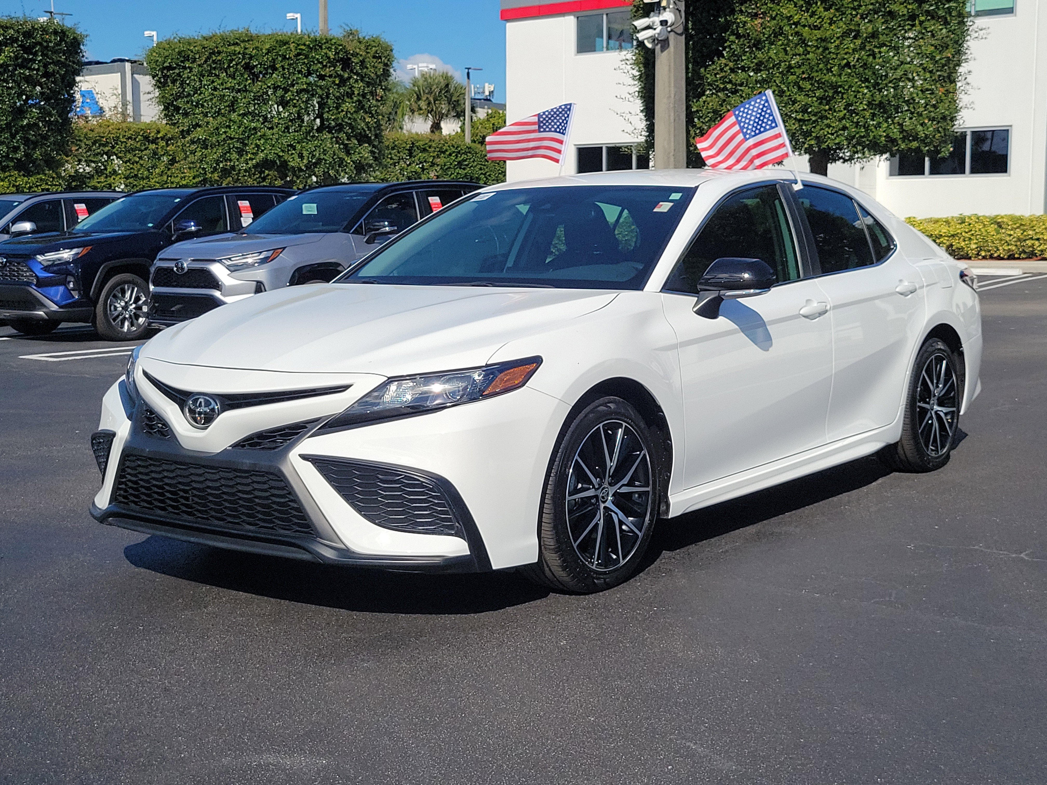 Used 2024 Toyota Camry SE image 7