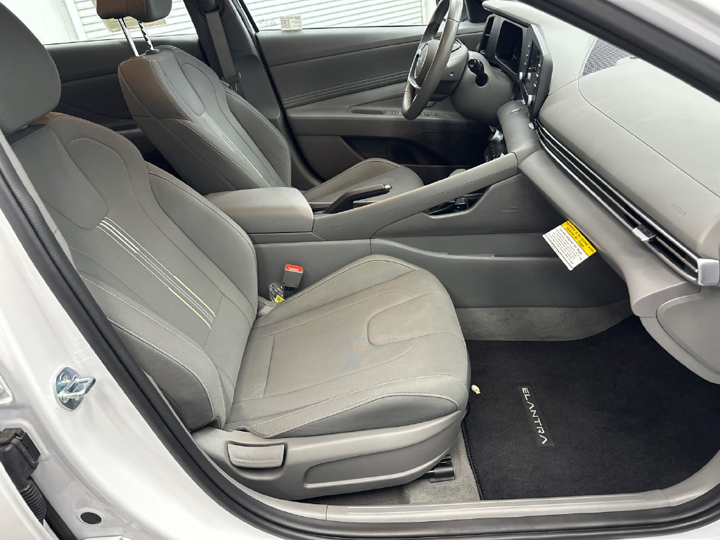 Certified 2025 Hyundai Elantra Sport FWD image 13