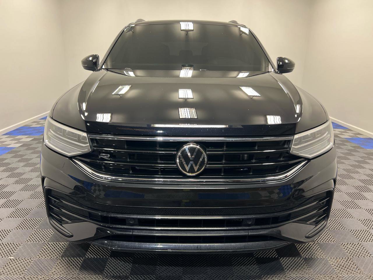 Used 2023 Volkswagen Tiguan SE R-Line FWD image 2