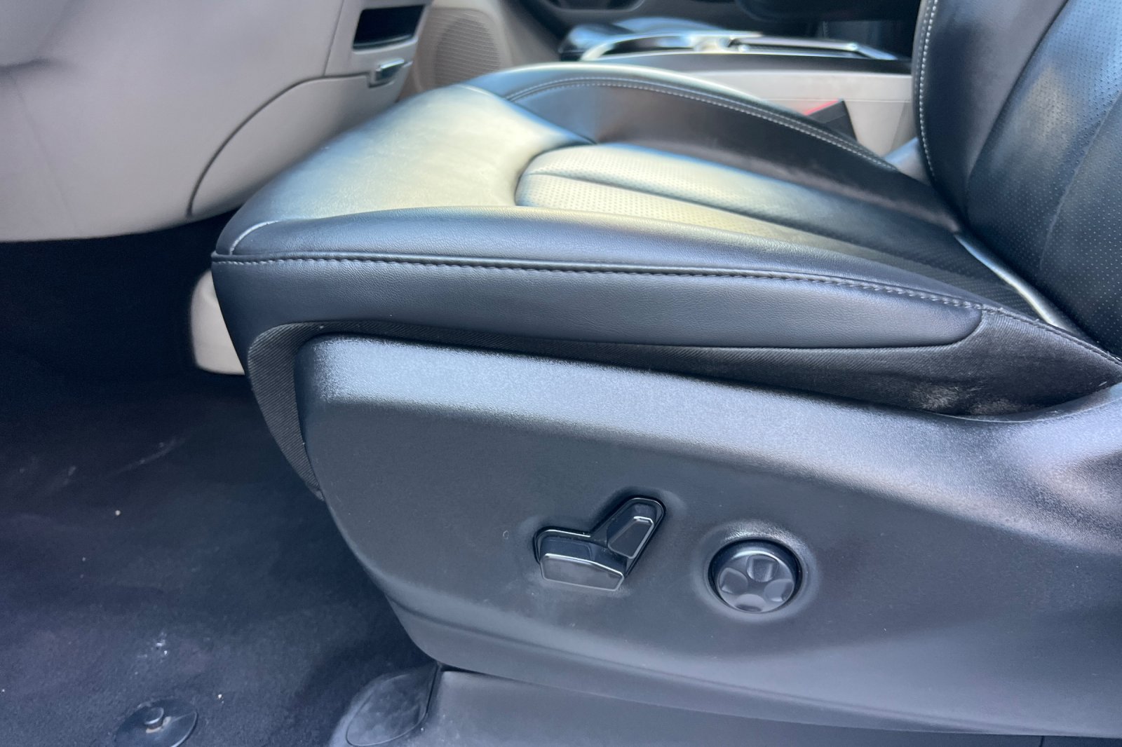 Used 2024 Chrysler Pacifica Touring-L FWD image 13