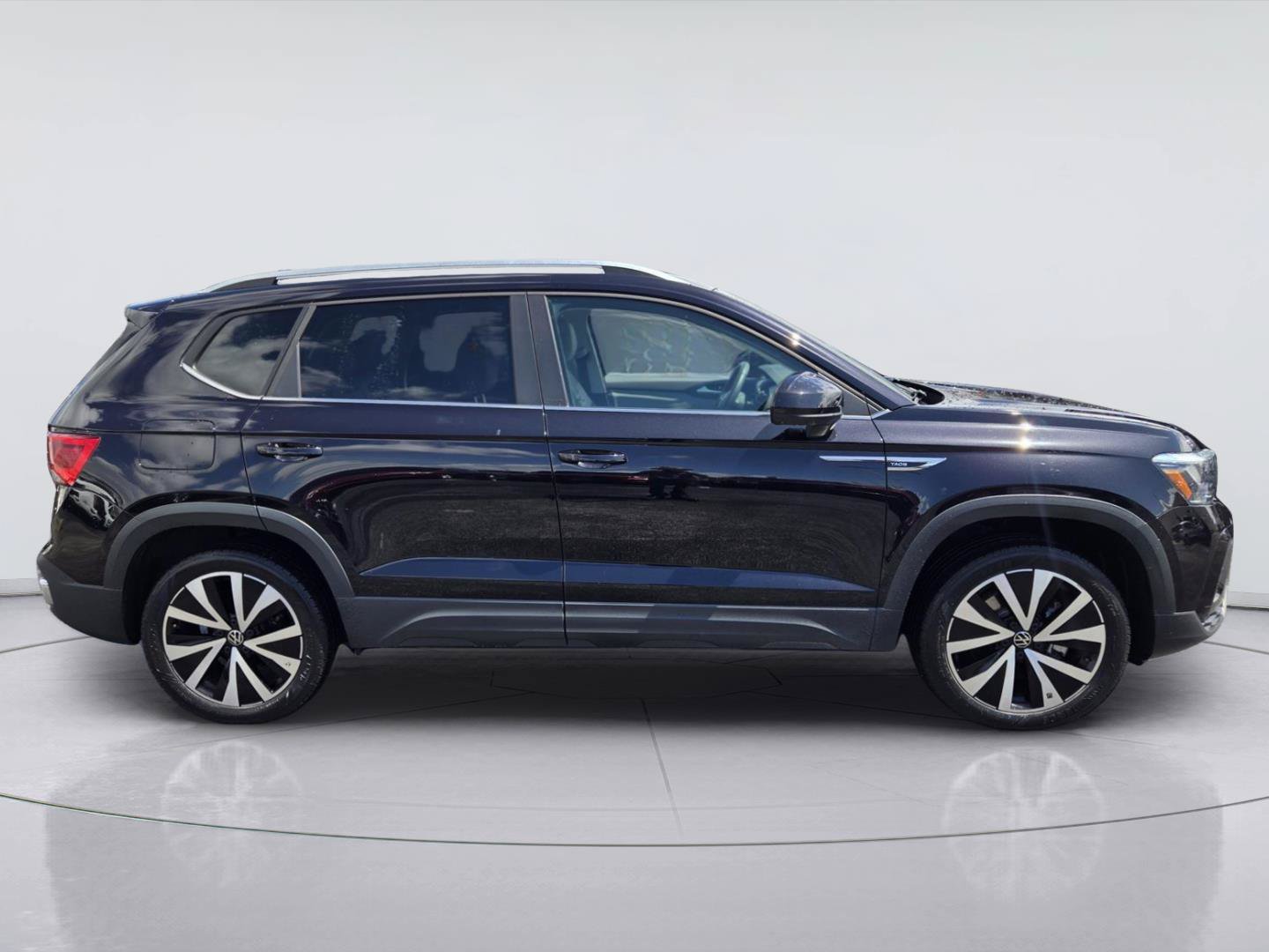 Used 2023 Volkswagen Taos SE FWD image 4