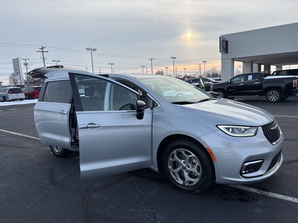 Used 2024 Chrysler Pacifica Limited FWD image 19